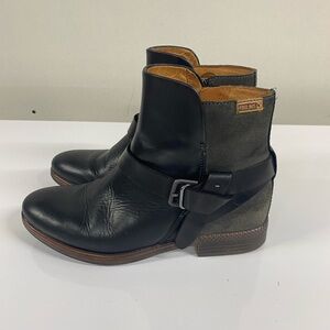 Pikolinos black leather ankle boots